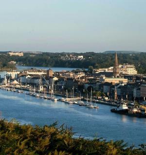 城市中一条河与船的景色