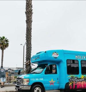 停在海滩旁边的一辆蓝色食品卡车