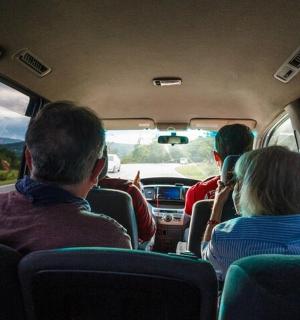 一群人坐在公共汽车的后座