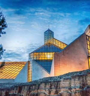 duży budynek z wieżą na szczycie