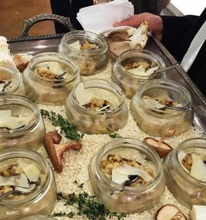 桌子上放着一个装满食物罐子的托盘