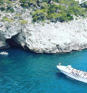 一群人在水中的船上