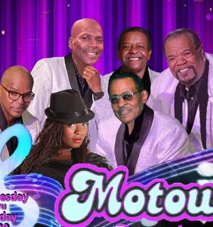 一群人摆姿势拍照