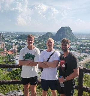 三个男人站在山顶上