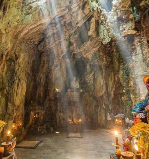 两个人站在山洞里,点着蜡烛