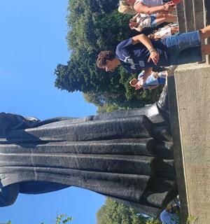 建物の側面を登る人々のグループ