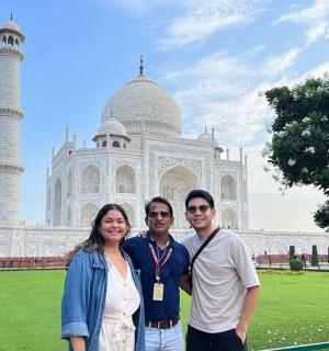一名男子和一名女子站在一栋建筑物前