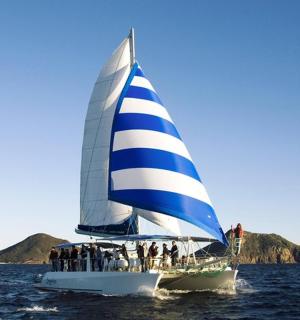 un grup de persones en un veler a l'aigua