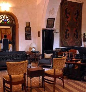 客厅里摆放着家具,镜子里有一个男人