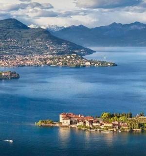 ostrov uprostřed velké vodní plochy