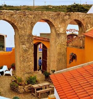 庭院里有拱门的古老石头建筑