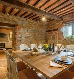 jídelna s dřevěným stolem a cihlovou zdí