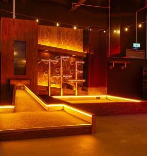 带舞台的房间,舞台上有楼梯和灯光