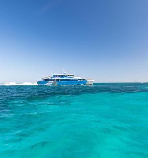 loď uprostřed oceánu