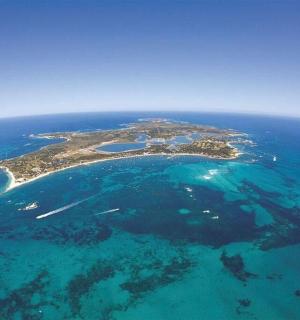 letecký pohled na ostrov v oceánu