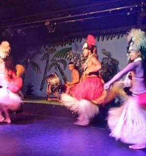 skupina žen tančících na pódiu