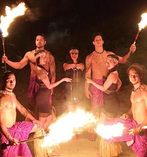 一群人站在火前