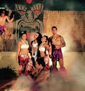 一群人站在舞台上