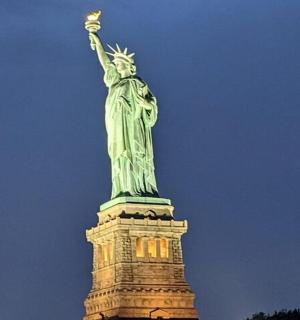 自由女神像在夜晚亮起