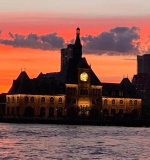 日落前的一座钟楼建筑