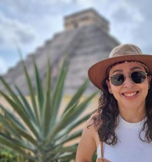 金字塔前戴着帽子和太阳镜的女人