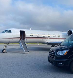 停在跑道上飞机旁边的一辆汽车