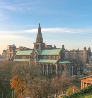 城市中一座带有尖顶的大楼