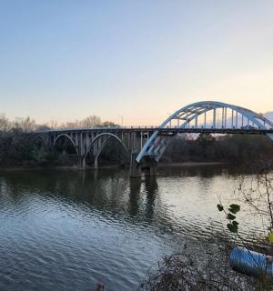 河上的桥和水上的桥