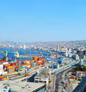 eine Luftaufnahme einer Stadt mit einem Hafen