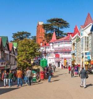 un gruppo di persone che camminano lungo una trafficata strada cittadina