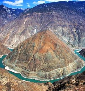 俯瞰山脉与河流