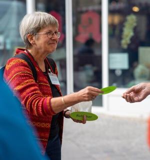 一位手里拿着飞盘的老妇人