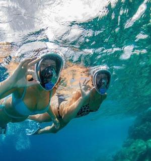 两个人在水中游泳