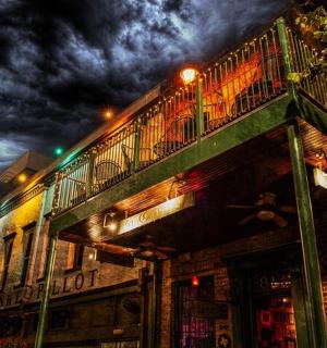 budova s balkonem na střeše v noci