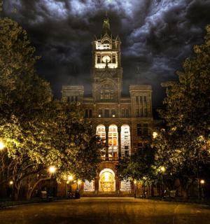 晚上有钟楼的大楼