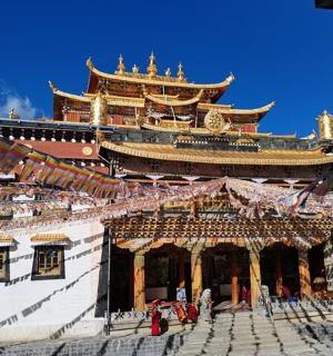 一座大楼,前面站着一些人