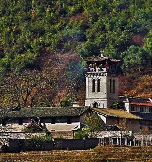 山前有一座钟楼的建筑