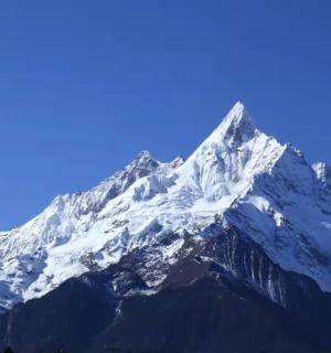 蓝天白云下的白雪皑皑的山峰