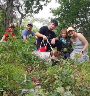 一群人和一只狗坐在草地上