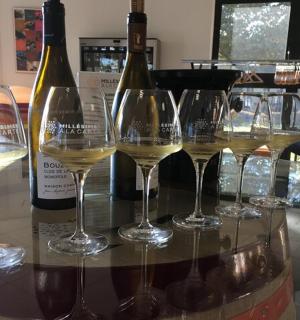 桌子上放着一组酒杯