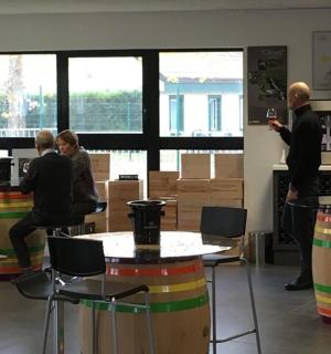 skupina lidí sedících u stolů v baru