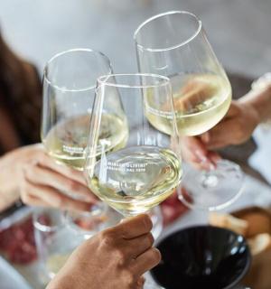 مجموعة من الأشخاص يحملون أكوابًا من النبيذ الأبيض