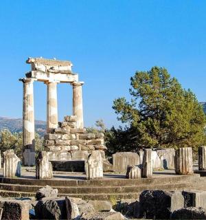 墓地里的一座纪念碑，上面有一堆石头