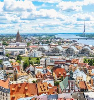 鸟瞰一座有河流和建筑物的城市