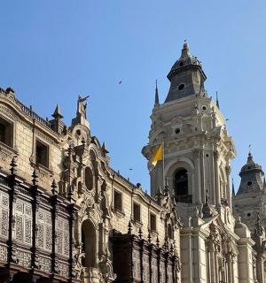 一座顶部有钟楼的建筑