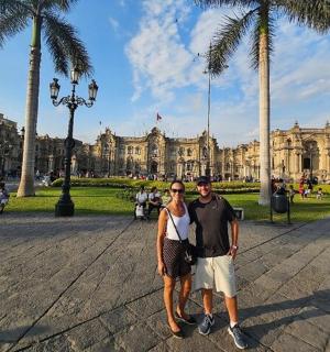 一名男子和一名女子站在一栋建筑物前