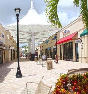 ulice se židlemi, sloupem veřejného osvětlení a budovami