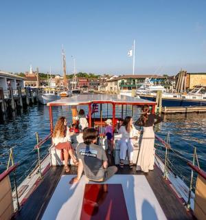 skupina lidí na lodi ve vodě