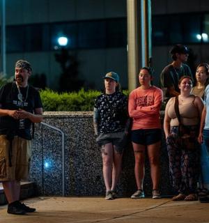 skupina lidí stojící vedle požárního hydrantu