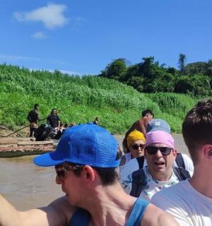 一群男子在河上的木筏上拍照